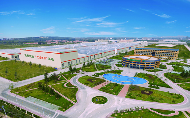 據(jù)鄧玲補(bǔ)充，雙星并沒有計(jì)劃在柬埔寨工廠生產(chǎn)錦湖輪胎，但未來也不能排除這種可能性。錦湖目前在美國佐治亞州梅肯和越南本卡特的工廠為北美市場生產(chǎn)輪胎。她提到，今年以來，供應(yīng)鏈已經(jīng)得到了很大的改善，從亞洲到美國西海岸的發(fā)貨時間約為20天，到東海岸的發(fā)貨時間約為30天。