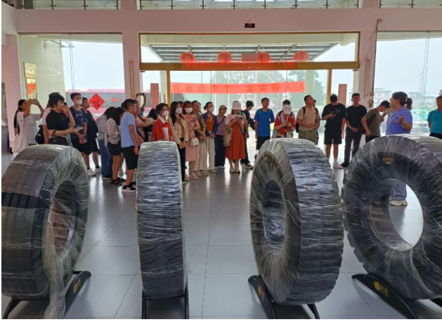 廣西新桂輪橡膠有限公司迎來(lái)了一批國(guó)際友人，他們來(lái)自越南、印度尼西亞和新加坡等國(guó)家，專(zhuān)程參觀(guān)該公司的生產(chǎn)車(chē)間。這些國(guó)際友人對(duì)新桂輪公司的產(chǎn)品在國(guó)內(nèi)外市場(chǎng)的廣泛應(yīng)用以及良好的口碑給予了高度認(rèn)可，并對(duì)該公司的實(shí)力和產(chǎn)品表示濃厚興趣。