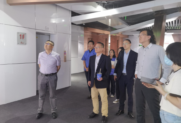 除了與日本大發(fā)的合作，中策橡膠集團也與全球各種企業(yè)合作，共同促進高質(zhì)量發(fā)展。上海大發(fā)一行還參觀了中策的展廳，詳細了解了中策的發(fā)展歷史、優(yōu)質(zhì)產(chǎn)品以及通過數(shù)字化等方面展示的未來智造潛力。