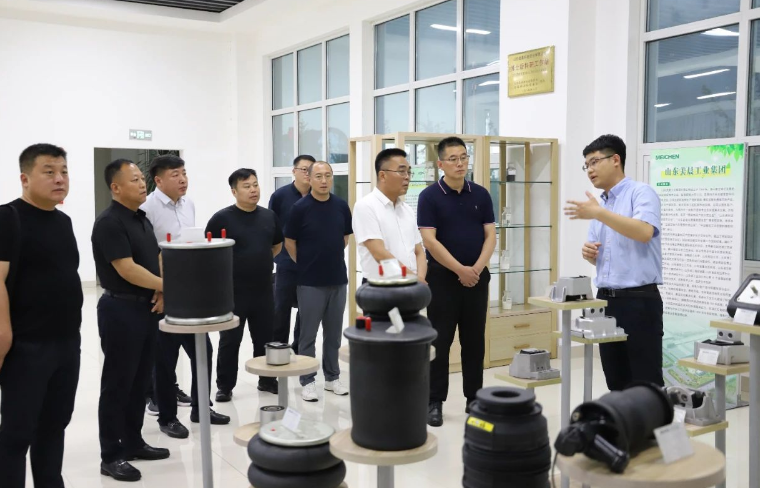 隨后，葉永興一行參觀了美晨工業(yè)集團(tuán)的黨群文化長(zhǎng)廊、產(chǎn)品展廳、生產(chǎn)現(xiàn)場(chǎng)和研發(fā)中心。他們對(duì)公司取得的成就和發(fā)展給予了高度認(rèn)可，并對(duì)美晨工業(yè)集團(tuán)的發(fā)展前景表示了期待。