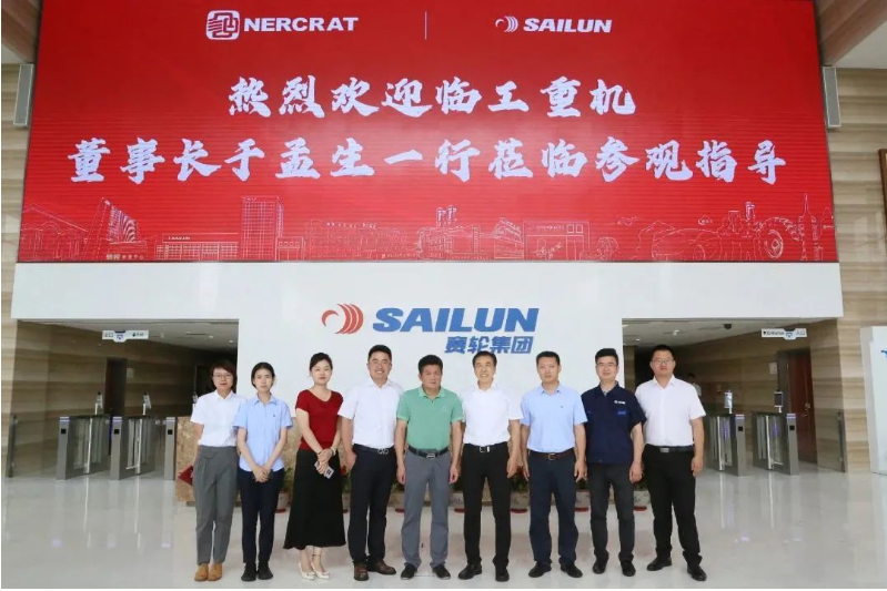 近日，臨工重機(jī)董事長(zhǎng)于孟生率領(lǐng)代表團(tuán)蒞臨賽輪集團(tuán)訪問。賽輪集團(tuán)名譽(yù)董事長(zhǎng)袁仲雪親自接待了這位重要的訪客。