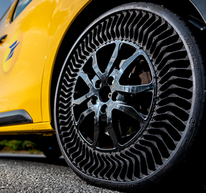 米其林的UPTIS輪胎是一種無需充氣的創(chuàng)新產(chǎn)品，適用于乘用車和輕卡。它采用了革命性的結(jié)構(gòu)，不再依賴充氣壓力，而是通過輪胎自身的材料和結(jié)構(gòu)來提供支撐和減震緩沖性能。這種設(shè)計(jì)不僅能保證車輪的堅(jiān)固性，還能提供舒適和安全的駕駛體驗(yàn)。另外，UPTIS輪胎的即插即用設(shè)計(jì)使得更換輪胎更加方便，用戶不必?fù)?dān)心惡劣路況對(duì)輪胎的影響，并且能減少因刺扎而報(bào)廢的輪胎數(shù)量。