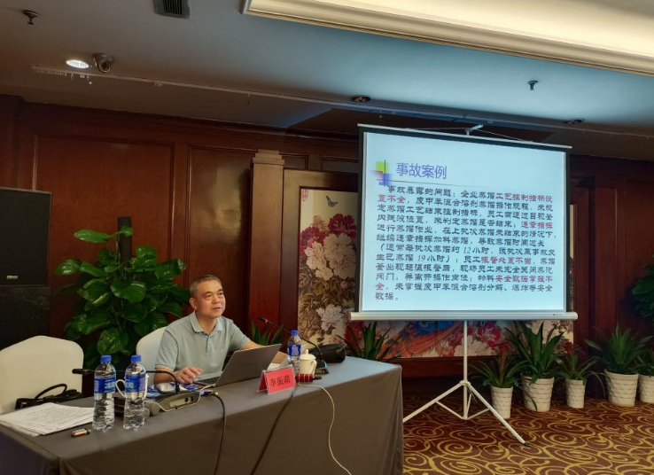 市應(yīng)急管理局李振湖二級調(diào)研員作了題為《吸取事故教訓(xùn)，做好安全防范工作》的專題授課。他從近年來全國發(fā)生的典型安全事故案例入手，生動地講解了企業(yè)如何落實(shí)安全責(zé)任，并重點(diǎn)解讀了今年市應(yīng)急管理局的幾項(xiàng)安全行動。參訓(xùn)人員通過他的講解，進(jìn)一步了解到安全生產(chǎn)的重要性和嚴(yán)峻性，切實(shí)承擔(dān)起責(zé)任，做好“防風(fēng)險(xiǎn)、保安全、迎亞運(yùn)”等各項(xiàng)工作。