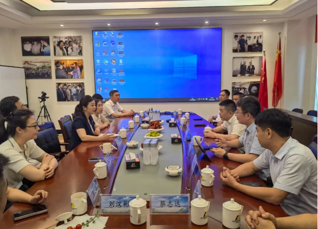 近日，黑龍江省佳木斯市向陽區(qū)委副書記、區(qū)長王威率領代表團一行到海安橡膠集團考察。此次考察旨在加深雙方交流合作，探尋在對俄貿(mào)易和農(nóng)機裝備產(chǎn)業(yè)制造等領域的合作機會。