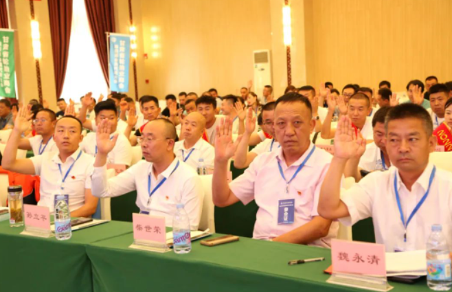 現(xiàn)場(chǎng)全體會(huì)員對(duì)于冉平同志所做第三屆工作報(bào)告、魏永清同志所做章程修改說(shuō)明、龔大亮同志所做第三屆財(cái)務(wù)審計(jì)決算報(bào)告、蘇青凌同志所做的商會(huì)財(cái)務(wù)管理和會(huì)費(fèi)繳納辦法，全票通過(guò)。