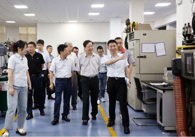 在考察中，陳主席一行參觀了建新的試驗中心，仔細觀摩了密封條開關門疲勞玻璃升降試驗、金屬表面防腐蝕交變試驗、減振件的疲勞耐久試驗、NVH試驗等各種試驗設備。他詳細了解了試驗設備的要求和研發(fā)試驗驗證的情況。據(jù)了解，建新試驗中心通過了CNAS試驗室認可，具備對產(chǎn)品的檢測、鑒定、驗證能力，為企業(yè)的產(chǎn)品研發(fā)、生產(chǎn)制造和品質(zhì)性能提供了強有力的保障。