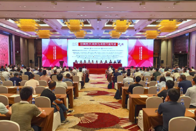 廣東佛山勝利舉辦了2021/2022中國粉末涂料與涂裝行業(yè)年會(huì)。本次年會(huì)吸引了來自全國各地的500余名代表參會(huì)。在這個(gè)重要的行業(yè)盛會(huì)上，涂料與涂裝領(lǐng)域的專家學(xué)者、企業(yè)代表齊聚一堂，共同探討行業(yè)發(fā)展趨勢(shì)與創(chuàng)新方向。