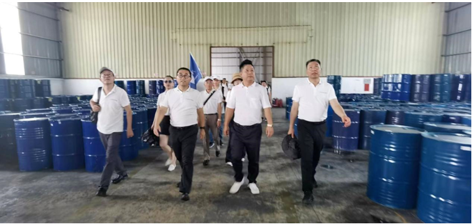 廣東涂料(越南)商務(wù)考察團(tuán)今天來(lái)到越南考察的第四天，在越南展辰和嘉寶涂料進(jìn)行學(xué)習(xí)和交流?？疾靾F(tuán)由廣東省涂料行業(yè)協(xié)會(huì)和順德涂料商會(huì)聯(lián)合組織，近60名來(lái)自廣東、湖南、江西、江蘇、上海、湖北等地的行業(yè)專家和企業(yè)家參加。此次考察旨在探討中越貿(mào)易雙循環(huán)。