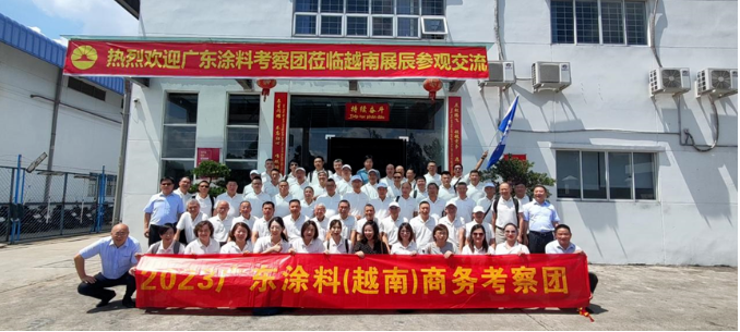 下午，考察團(tuán)抵達(dá)越南展辰，受到了展辰董事長(zhǎng)陳冰、越南展辰總經(jīng)理李旭汕和越南展辰常務(wù)副總經(jīng)理王波的熱情歡迎。陳冰代表協(xié)會(huì)和展辰新材簡(jiǎn)要介紹了越南展辰的情況。越南展辰是展辰新材在海外投資的第一個(gè)工廠，主要生產(chǎn)油性涂料和UV涂料，廣泛應(yīng)用于套房家具和櫥柜領(lǐng)域。據(jù)介紹，越南展辰已成為展辰國(guó)際化的重要窗口，近年來(lái)營(yíng)業(yè)額逐年增長(zhǎng)，2022年銷售規(guī)模已超過2億，員工人數(shù)超過150人，其中中籍員工50余人，越籍員工100余人。