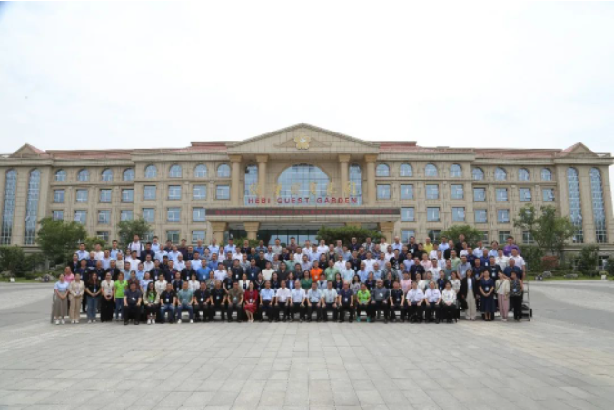 通過本次論壇和信息發(fā)布會(huì)，乳膠行業(yè)各界人士匯聚智慧，加強(qiáng)合作，為行業(yè)的科技創(chuàng)新和可持續(xù)發(fā)展注入新動(dòng)力。乳膠行業(yè)將繼續(xù)致力于提高產(chǎn)品質(zhì)量，推動(dòng)產(chǎn)業(yè)升級(jí)，實(shí)現(xiàn)低碳發(fā)展，并引領(lǐng)行業(yè)邁向更加高質(zhì)量的未來。