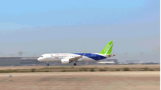 國產(chǎn)大型客機(jī)C919實(shí)現(xiàn)了歷史性的商業(yè)首飛，自上海虹橋國際機(jī)場起飛的東航MU9191航班成功降落在北京首都國際機(jī)場，開啟了中國民航工業(yè)的全新篇章。