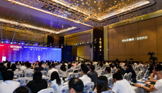 "2023年度涂料行業(yè)高峰論壇&防水行業(yè)高峰論壇暨品牌盛會"在上海舉行，來自全國各地的涂料和防水企業(yè)、渠道經(jīng)銷商、下游用戶企業(yè)以及國家和地方相關協(xié)會領導齊聚一堂。本次論壇以"聚勢 智遠"為主題，旨在共同探討涂料和防水行業(yè)的發(fā)展現(xiàn)狀，并探索品牌建設的核心力量。