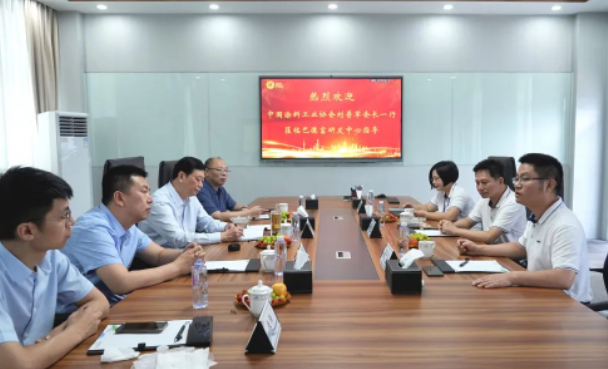 隨后的交流環(huán)節(jié)中，劉普軍會(huì)長(zhǎng)、劉杰秘書長(zhǎng)、彩之虹董事長(zhǎng)顧天兵與巴德富集團(tuán)的領(lǐng)導(dǎo)展開了深入的溝通和互動(dòng)，共同探討了行業(yè)如何實(shí)現(xiàn)高質(zhì)量發(fā)展等話題。劉普軍會(huì)長(zhǎng)表示，他將帶領(lǐng)中國(guó)涂料工業(yè)協(xié)會(huì)新一屆的領(lǐng)導(dǎo)班子繼續(xù)發(fā)揮協(xié)會(huì)的橋梁作用，為行業(yè)和企業(yè)的長(zhǎng)足發(fā)展提供支持，助力中國(guó)涂料行業(yè)實(shí)現(xiàn)健康轉(zhuǎn)型，推動(dòng)行業(yè)朝著高質(zhì)量可持續(xù)發(fā)展的目標(biāo)邁進(jìn)。