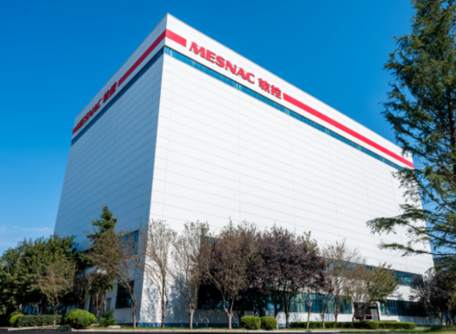 據(jù)了解，軟控股份是青島市智能制造裝備產(chǎn)業(yè)鏈的鏈主企業(yè)，積極參與國家級(jí)重大研發(fā)專項(xiàng)工作。在2022年度，軟控股份作為課題承擔(dān)單位獲得了國家重點(diǎn)研發(fā)計(jì)劃工業(yè)軟件專項(xiàng)的批準(zhǔn)，該專項(xiàng)名為“流程行業(yè)全價(jià)值鏈產(chǎn)品質(zhì)量智能精益管控系統(tǒng)應(yīng)用”。同時(shí)，他們還獲得了山東省重點(diǎn)研發(fā)計(jì)劃專項(xiàng)和青島市產(chǎn)業(yè)集群培育專項(xiàng)強(qiáng)鏈計(jì)劃的批準(zhǔn)。軟控股份不斷推進(jìn)橡膠輪胎行業(yè)關(guān)鍵核心裝備和智能技術(shù)攻關(guān)，加速產(chǎn)業(yè)化進(jìn)程。