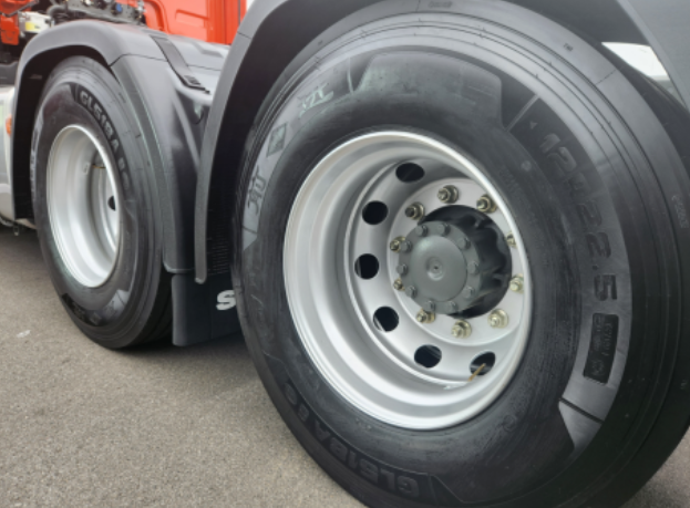 通過對(duì)行業(yè)新趨勢(shì)、技術(shù)新發(fā)展和客戶新需求的精準(zhǔn)洞察，貴州輪胎始終秉持"客戶滿意是我們的宗旨"核心價(jià)值觀，并始終堅(jiān)持"創(chuàng)造價(jià)值，回饋社會(huì)"的企業(yè)使命。他們?cè)谧灾鲃?chuàng)新研發(fā)、性能超越引領(lǐng)、質(zhì)量高效提升和全生命周期產(chǎn)品服務(wù)等方面全面發(fā)力，以高標(biāo)準(zhǔn)實(shí)施綠色產(chǎn)品設(shè)計(jì)，不斷滿足市場(chǎng)和客戶需求，為市場(chǎng)用戶打造更高價(jià)值的交通運(yùn)輸解決方案。貴州輪胎表示將繼續(xù)與中國(guó)重汽汕德卡攜手并進(jìn)，共同為中國(guó)高端重卡行業(yè)的發(fā)展貢獻(xiàn)力量，并助力中國(guó)高端運(yùn)輸行業(yè)實(shí)現(xiàn)高質(zhì)量發(fā)展。