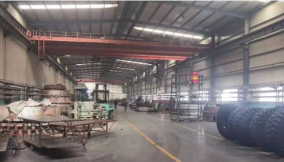 這次拍賣的內(nèi)容包括兩項(xiàng)土地使用權(quán)和附著物。土地使用權(quán)共涉及175,044平方米的土地面積。附著物包括6項(xiàng)房屋建筑物，總建筑面積達(dá)97,419.43平方米，以及7項(xiàng)構(gòu)筑物和1宗廠區(qū)綠化。