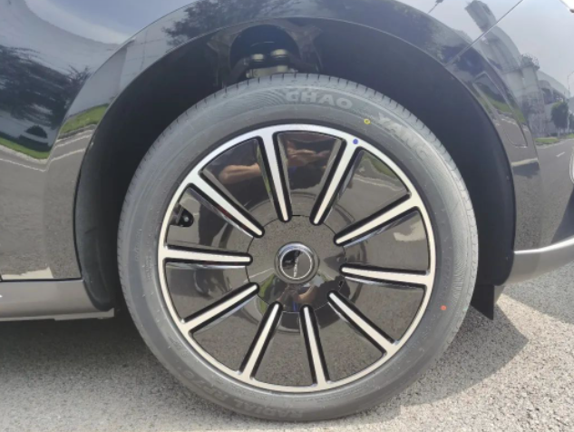 朝陽輪胎的RP76+系列是一款兼顧舒適、靜音和操控性的乘用車輪胎產(chǎn)品。在賽力斯的車型配套中，朝陽輪胎應(yīng)用了多項(xiàng)先進(jìn)技術(shù)，如BPOT輪廓優(yōu)化技術(shù)和ICT技術(shù)，改善了操穩(wěn)和制動性能。此外，為滿足賽力斯SERES 5的高性能要求，朝陽輪胎還采用了Hybrid Formula超級混合動力橡膠技術(shù)和Zuper Silent超級靜音技術(shù)，提升了輪胎的抓地力、低滾阻胎面膠配方設(shè)計(jì)和工藝，并顯著降低了輪胎噪音。