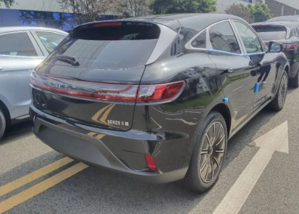 中策橡膠與賽力斯集團(tuán)的合作再上新臺階，目前賽力斯SERES 5海外版車型項(xiàng)目，中策橡膠已實(shí)現(xiàn)量產(chǎn)配套。