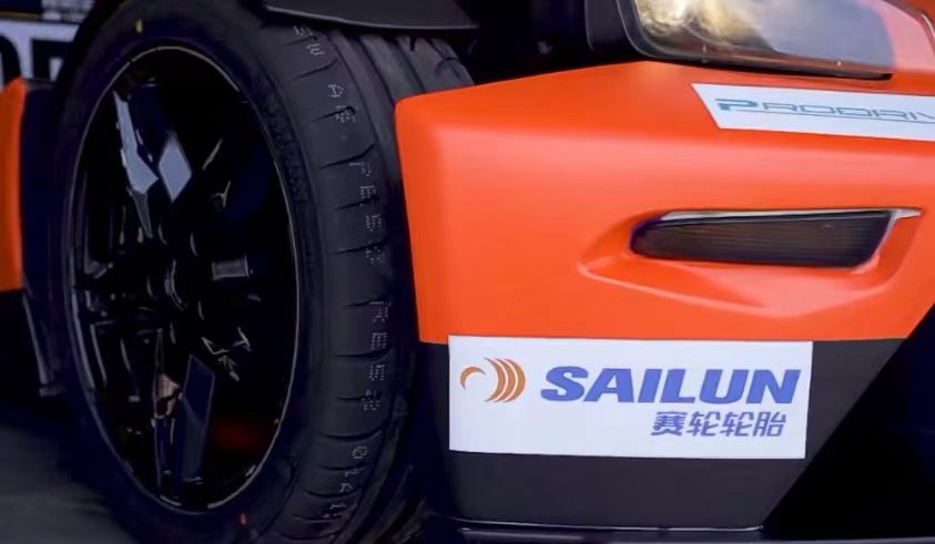 吉利銘泰集團(tuán)全新賽事IP——MINTIMES GP銘泰大賽車(chē)旗下的KTM X-BOW CUP賽事如火如荼地開(kāi)賽。作為官方指定輪胎，賽輪PD系列半熱熔輪胎為車(chē)手們的競(jìng)速之旅提供了強(qiáng)大的動(dòng)力，憑借超強(qiáng)的抓地力和極致的操控性，為現(xiàn)場(chǎng)觀(guān)眾奉獻(xiàn)了一場(chǎng)兼具速度與激情的視覺(jué)盛宴。