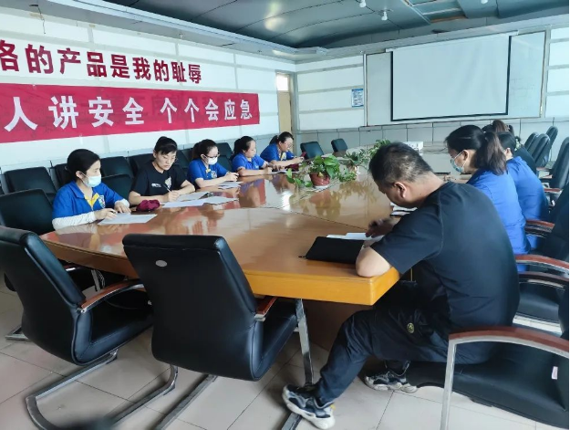 活動伊始，集團(tuán)副總趙新利和安全總監(jiān)孫明國相繼參加了各工廠的“安全生產(chǎn)月”動員大會，并發(fā)表了重要講話。會議結(jié)束后，與會人員紛紛在橫幅上簽名，標(biāo)志著“安全生產(chǎn)月”活動正式拉開序幕。隨后，華盛橡膠集團(tuán)的各個(gè)工廠相繼舉行了盛大的啟動儀式。