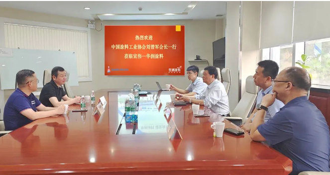 隨后的座談交流環(huán)節(jié)，與會代表就中國涂料行業(yè)實現(xiàn)高質(zhì)量發(fā)展的途徑進行了充分討論。中國涂料工業(yè)協(xié)會秘書長劉杰和彩之虹董事長顧天兵也出席了此次考察活動，共同探討行業(yè)未來的發(fā)展方向。