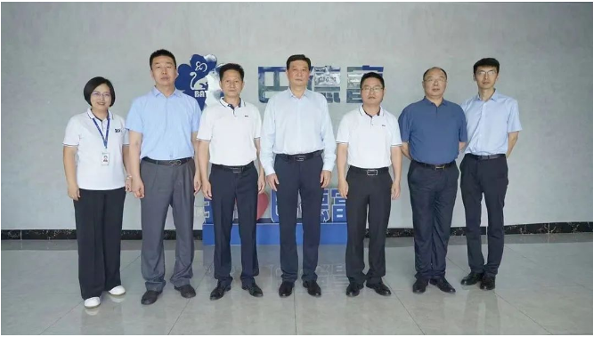 中國涂料工業(yè)協(xié)會(huì)會(huì)長(zhǎng)劉普軍一行到巴德富集團(tuán)調(diào)研