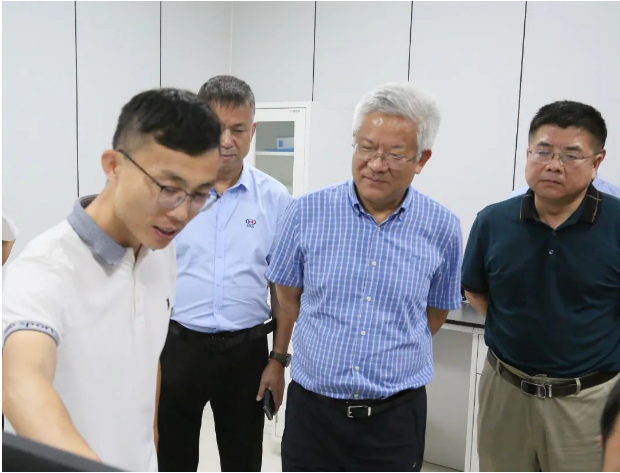 臨工重機副總經(jīng)理李連剛、王仁賓，總經(jīng)理助理盧立強，數(shù)字化研究院院長童偉，高機制造技術(shù)研究院院長劉志軍，礦機制造技術(shù)研究院院長蔣周偉，生產(chǎn)綜合部經(jīng)理劉月昌，金利集團董事長徐小龍，副總裁王玉寶，油缸制造部部長李夢龍共同參觀了賽輪集團。這次參觀為雙方進一步加強合作提供了重要的契機。