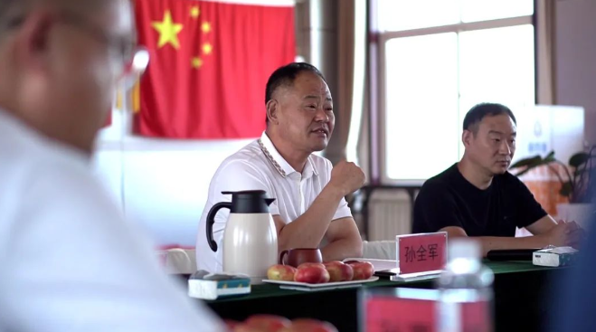 在會上，董事長孫全軍發(fā)表了重要講話。他指出，市場營銷工作是企業(yè)發(fā)展的關(guān)鍵，上半年銷售工作雖然取得了一定成績，但仍存在較大的提升空間。孫全軍強調(diào)，下半年各代理商應以“咬定青山不放松”的精神狀態(tài)，努力實現(xiàn)在線纜銷售量的突破。