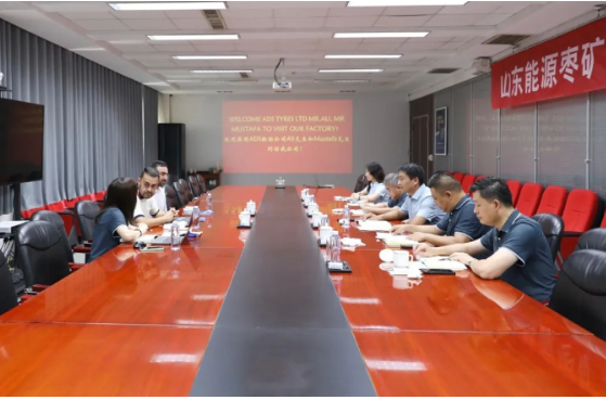 雙方進行了座談會，宋二華董事長向英國客人介紹了豐源輪胎公司的發(fā)展狀況、生產經營情況以及項目建設和質量提升等方面的情況。Hamid Ali也向公司反饋了他們在銷售中所遇到的困難和問題。雙方就遠路輪胎的產能提升和銷售策略等問題進行了深入探討。