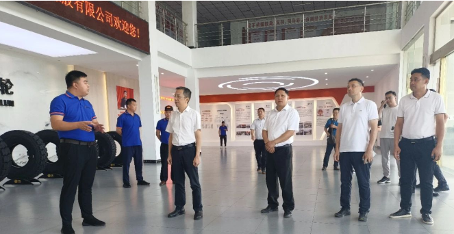 桂林市紀(jì)委書記徐波等領(lǐng)導(dǎo)一行到新桂輪公司視察