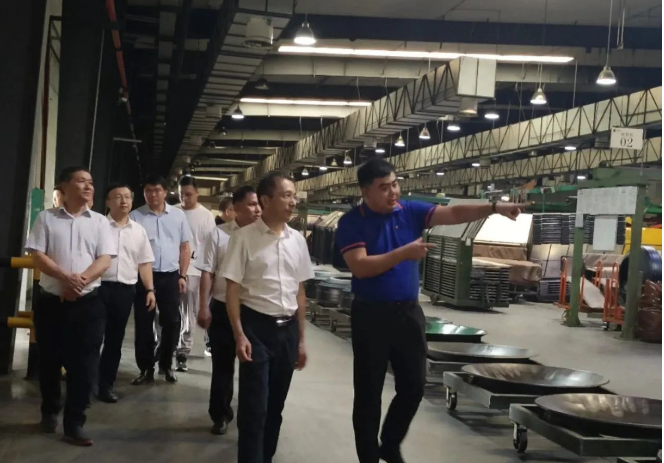 徐書記一行在丁盛副等高管的陪同下參觀了新桂輪公司的生產(chǎn)車間。領(lǐng)導(dǎo)們詳細(xì)了解了各個車間的情況，以及公司整體的生產(chǎn)情況。