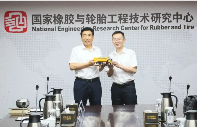 黃建峰表示，三一集團與國橡中心在注重創(chuàng)新、研發(fā)和市場拓展方面有許多相似之處。雙方通過持續(xù)不斷的努力，推動著各自領域的前進。黃建峰認為，未來雙方合作的空間非常巨大，前景也十分廣闊。