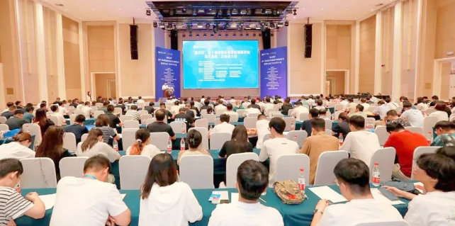 河北省粘接與涂料協(xié)會(huì)理事長(zhǎng)田立壯作了工作報(bào)告，對(duì)協(xié)會(huì)工作進(jìn)行了總結(jié)和未來(lái)重點(diǎn)工作的安排。此外，河北省工信廳原材料處副處長(zhǎng)李東分析了河北省化工行業(yè)經(jīng)濟(jì)形勢(shì)以及涂料膠粘劑行業(yè)政策，中國(guó)涂料工業(yè)協(xié)會(huì)副會(huì)長(zhǎng)丁艷梅則對(duì)中國(guó)涂料行業(yè)的發(fā)展現(xiàn)狀和趨勢(shì)進(jìn)行了分析。會(huì)上還有來(lái)自河北省建筑科學(xué)研究院、河北四友卓越科技有限公司、中國(guó)科學(xué)院化學(xué)研究所和中科院寧波材料所等單位的代表進(jìn)行了專題演講和講解，就涂料行業(yè)的發(fā)展機(jī)遇、技術(shù)創(chuàng)新和應(yīng)用等進(jìn)行了深入探討。