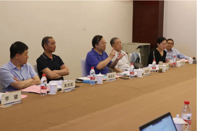 通過聽取報告、審閱資料、發(fā)言提問和研究討論，與會專家就兩個項目提出了客觀的鑒定意見。他們認(rèn)為這兩項科技成果符合輪胎行業(yè)的技術(shù)方向，并適合輪胎智能化生產(chǎn)應(yīng)用。這些成果不僅可以提升輪胎產(chǎn)品質(zhì)量，還能有效降低能源消耗，提高生產(chǎn)效率，符合國家對智能化和低碳化的政策要求。與會專家一致同意通過鑒定，并建議在行業(yè)中大力推廣應(yīng)用。