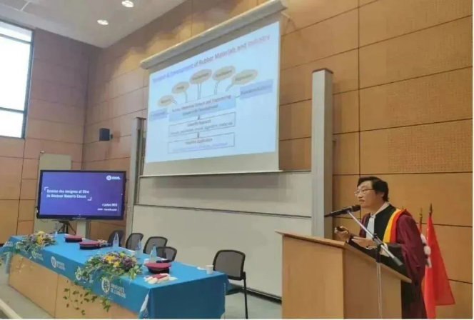 儀式結(jié)束后，張立群院士為與會(huì)師生做了學(xué)術(shù)報(bào)告，介紹了他在