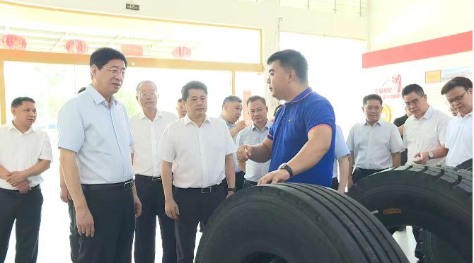 廣西自治區(qū)人大常委會副主任、桂林市委書記周家斌率自治區(qū)調(diào)研服務(wù)小組一行，于7月13日蒞臨廣西新桂輪橡膠有限公司(簡稱：新桂輪公司)進(jìn)行考察調(diào)研。