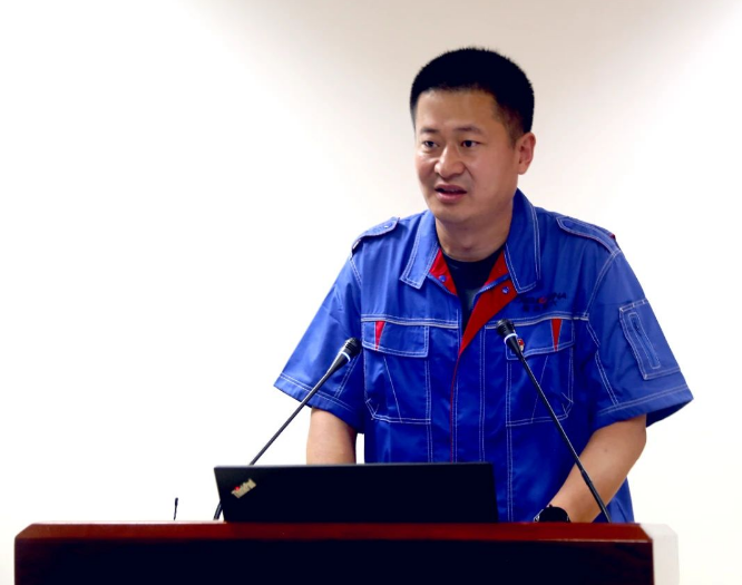 橡六公司黨委書記、總經(jīng)理蒲章國