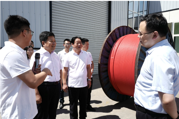 觀摩過程中，鞏義市委書記袁聚平對(duì)華星電纜在工業(yè)5G智能化、數(shù)字化、信息化方面的成果給予了高度肯定，并強(qiáng)調(diào)傳統(tǒng)制造企業(yè)要勇于創(chuàng)新、敢于突破，提升工業(yè)制造業(yè)的技術(shù)裝備水平，實(shí)現(xiàn)研發(fā)和信息化數(shù)字化的全面升級(jí)。