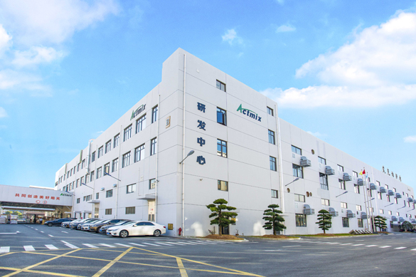 寧波艾克姆新材料科技有限公司成立于2009年12月，位于中國(guó)寧波市江北區(qū)高新技術(shù)產(chǎn)業(yè)園。該公司主要生產(chǎn)Actmix艾克姆預(yù)分散橡膠助劑母膠粒系列產(chǎn)品，通過了多項(xiàng)質(zhì)量管理和環(huán)境管理認(rèn)證，產(chǎn)品遠(yuǎn)銷歐洲、美國(guó)、東南亞等多個(gè)國(guó)家和地區(qū)。