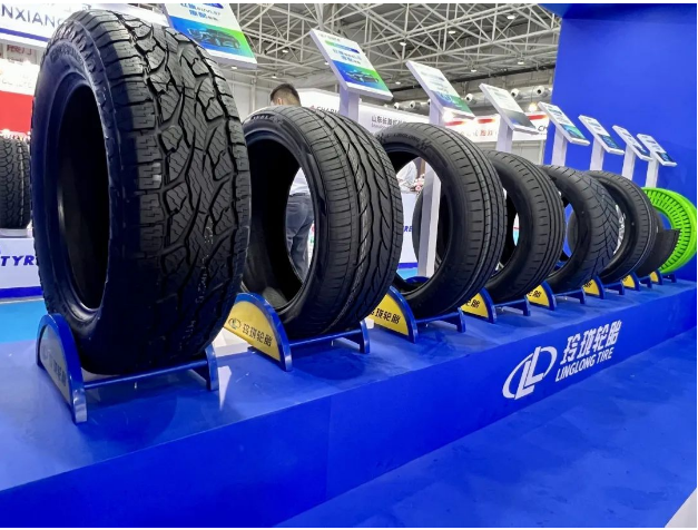 第20屆青島國際輪胎暨車輪展覽會于青島·世界博覽城國際展覽中心(西海岸新區(qū))盛大舉行，見證了中國輪胎行業(yè)二十年的發(fā)展歷程。這次展覽會匯集了來自輪胎及車輪相關(guān)產(chǎn)業(yè)的展商，展示了該行業(yè)在不斷深入上下游產(chǎn)業(yè)和覆蓋更多領(lǐng)域方面所取得的成就。