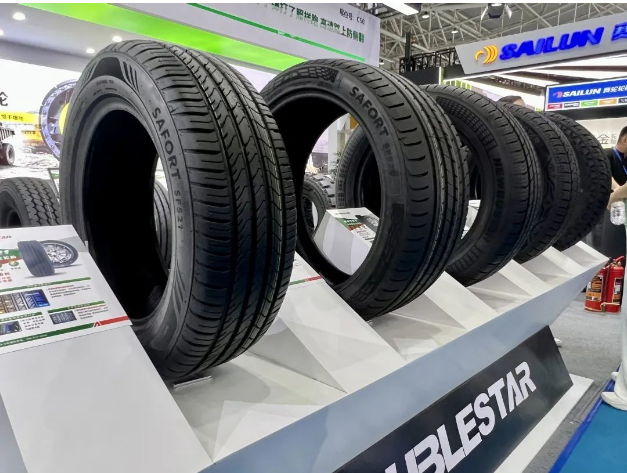 雙星輪胎在本次展會中引人注目，其推出的“全防爆”安全輪胎和“增力輪”黑科技產(chǎn)品備受關(guān)注。雙星的“全防爆”安全輪胎采用了創(chuàng)新的技術(shù)和特殊的花紋，比普通輪胎更安全且更舒適節(jié)油。而“增力輪”則是由鋼構(gòu)成的機械車輪，通過特殊的設(shè)計和技術(shù)，提升了車輛的舒適性、節(jié)能性和安全性。這兩款產(chǎn)品在展會上贏得了經(jīng)銷商和客戶的青睞。