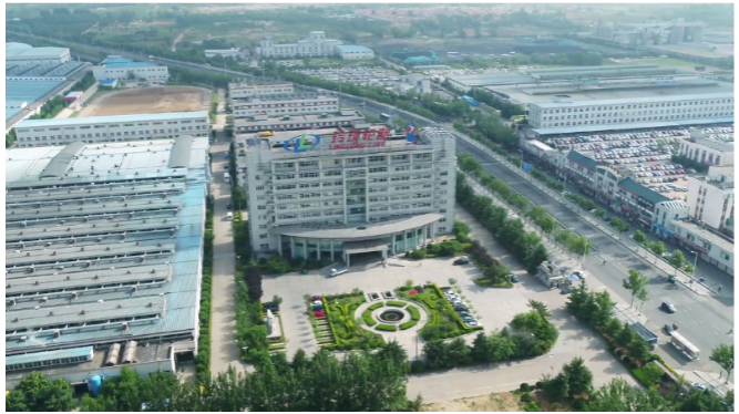 山東玲瓏輪胎股份有限公司回答投資者關(guān)于其塞爾維亞工廠產(chǎn)能的問題時表示，預計塞爾維亞工廠將于2024年實現(xiàn)卡車胎的設(shè)計產(chǎn)能，而乘用車胎的設(shè)計產(chǎn)能則預計在2025年實現(xiàn)。此外，特種輪胎也計劃在2025年進行一期投產(chǎn)。