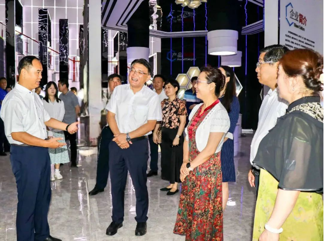 濟(jì)寧市政協(xié)副主席、市工商聯(lián)主席李敬一行于7月19日到訪山東濱澳電線電纜有限公司，對企業(yè)的發(fā)展和創(chuàng)新工作進(jìn)行了調(diào)研指導(dǎo)。此次調(diào)研活動(dòng)得到了濱州市政協(xié)副主席侯學(xué)峰、市政協(xié)黨組成員甄恩如以及園區(qū)領(lǐng)導(dǎo)的陪同。