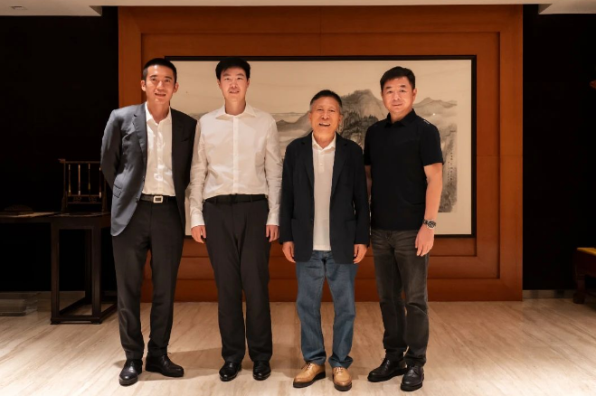 江蘇興達(dá)鋼簾線有限公司副總經(jīng)理劉濤攜杭友明一行蒞臨華勤集團(tuán)進(jìn)行考察交流。華勤集團(tuán)黨委書記牛宜順與總經(jīng)理牛飛熱情接待了這次重要的訪問(wèn)。