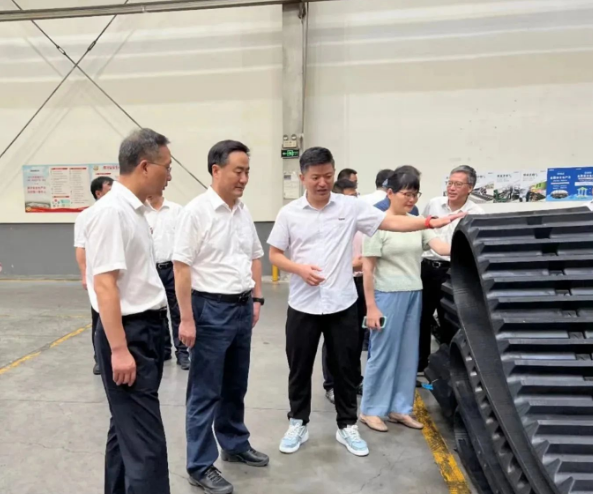 浙江省人大常委會副主任趙光君率領調研團隊前往元創(chuàng)科技股份有限公司進行實地調研。