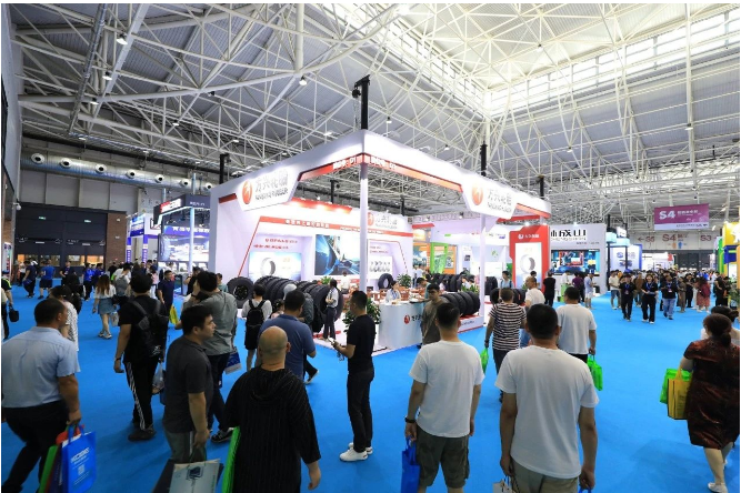 展覽會(huì)現(xiàn)場(chǎng)，各企業(yè)展示了橡膠技術(shù)產(chǎn)業(yè)創(chuàng)新成果、橡膠機(jī)械與檢測(cè)設(shè)備、橡膠原材料、非輪胎橡膠制品、橡膠化學(xué)品等領(lǐng)域的新產(chǎn)品和新裝備，吸引了海內(nèi)外觀眾共計(jì)106564人次，采購團(tuán)85家，創(chuàng)下歷史新高。