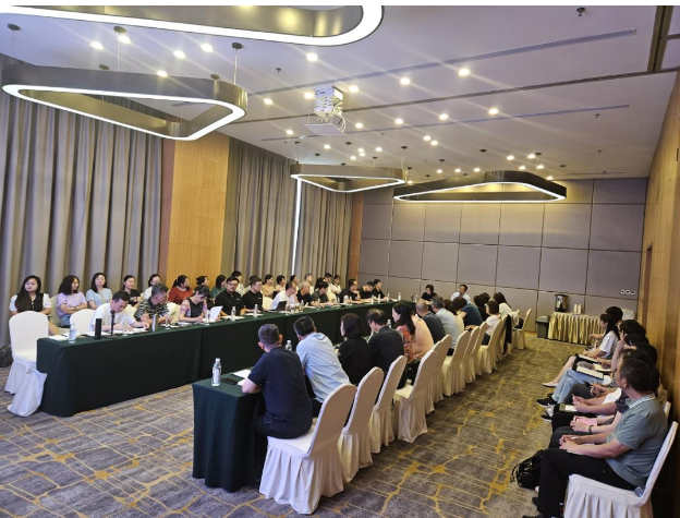 于濤秘書長以生動的比喻總結(jié)了骨架材料行業(yè)的特點和專委會的工作特點，并分享了營造良好工作氛圍的心得體會。