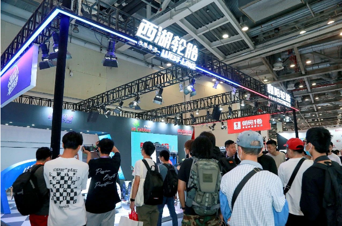 除了傳統(tǒng)汽車(chē)領(lǐng)域的產(chǎn)品，朝陽(yáng)、西湖旗下的1號(hào)EV PRO也在展會(huì)首次展出，作為面向高端新能源市場(chǎng)推出的旗艦系列輪胎，1號(hào)EV PRO集結(jié)科技智慧，重新定義性能高度，外形出眾，性能非凡，實(shí)力圈粉展會(huì)現(xiàn)場(chǎng)觀眾。