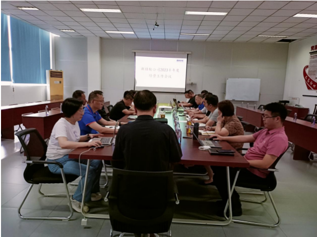 廣西新桂輪橡膠有限公司召開了2023年中總結(jié)會，聽取了各部門上半年的工作情況總結(jié)與下半年的工作計劃。會議充滿信心地明確了公司下半年及未來幾年的工作目標(biāo)和方向。