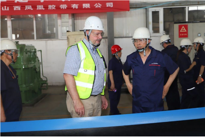 康迪泰克集團(tuán)亞太工業(yè)解決方案事業(yè)群運(yùn)營(yíng)負(fù)責(zé)人Frank Riechers和運(yùn)營(yíng)財(cái)務(wù)控制負(fù)責(zé)人Chris Heelan到山西鳳凰膠帶有限公司黎城西仵生產(chǎn)基地進(jìn)行實(shí)地考察和調(diào)研。